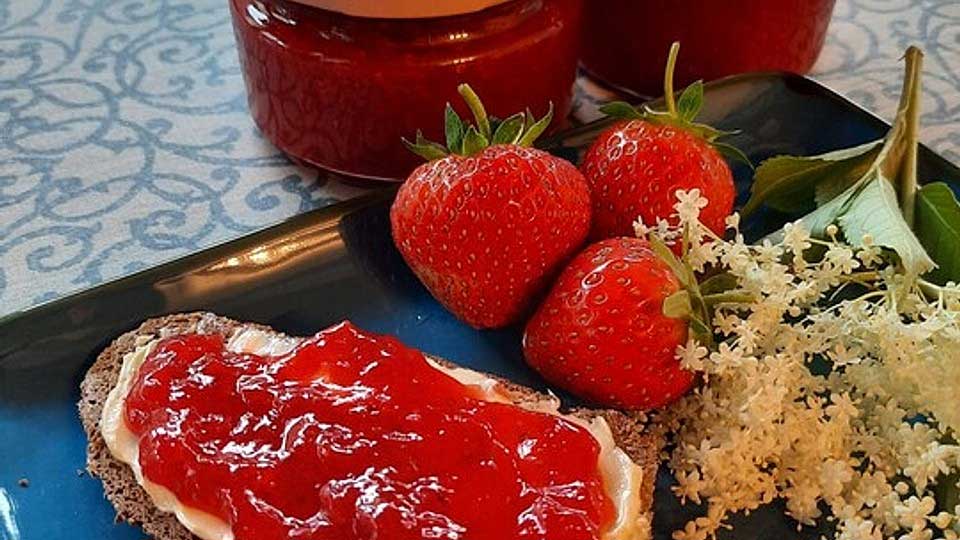 Erdbeermarmelade mit Holunderblüten rezept